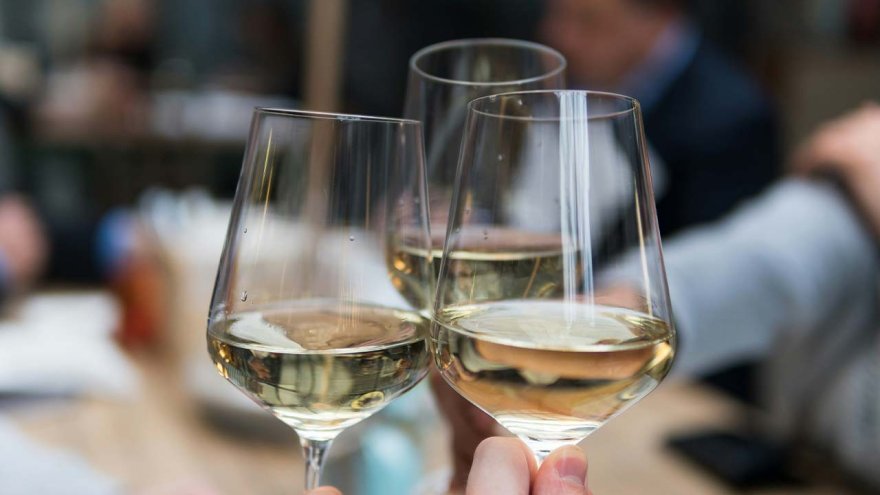 The color of the wine: white
